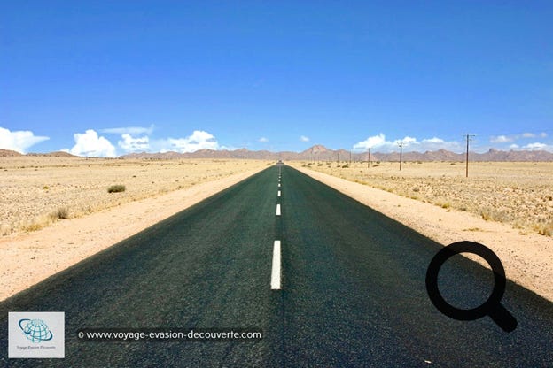 Nous avons repris la route principale en direction de l’Ouest sur le haut plateau central vers la petite ville de montagne Aus avant de descendre dans le désert du Namib. Aus a été créé comme un camp de prisonniers de guerre en 1915 après la capitulation des troupes coloniales allemandes de l'Afrique du Sud forces. Le site a été choisi pour son importance stratégique, situé sur la ligne de chemin de fer entre Keetmanshoop et la ville portuaire de Lüderitz.  La route bitumée traversait des paysages magnifiques.