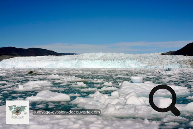 Le lendemain, toujours dans la baie de Disko, nous avons navigué jusqu’à dans fjord Ata Sund. Aujourd’hui le soleil est au rendez-vous et couleurs changent du tout au tout. Le bateau c’est positionné devant le front du glacier Eqip Sermia tout en restant à une distance de sécurité. Eqip Sermia est un glacier d'exutoire de taille moyenne, de 4 km de large, se jetant dans Ata Sund, un fjord affluent de la baie de Disko.