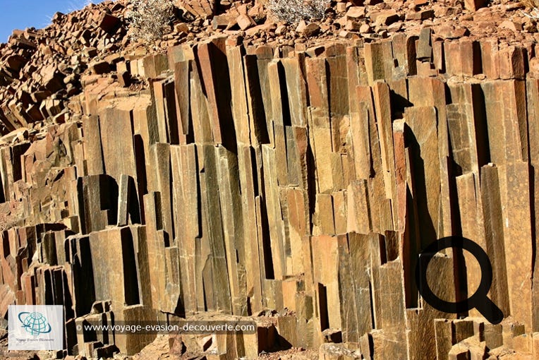 Pas très loin, se trouvent les Organ Pipes, les Tuyaux d’Orgue, situés près du petit inselberg de Burnt Mountain, à l’Ouest de la ville de Khorixas. Il s'agit d'une formation rocheuse qui comprend un groupe de basaltes cylindriques qui ressemblent à des tuyaux d'orgue.