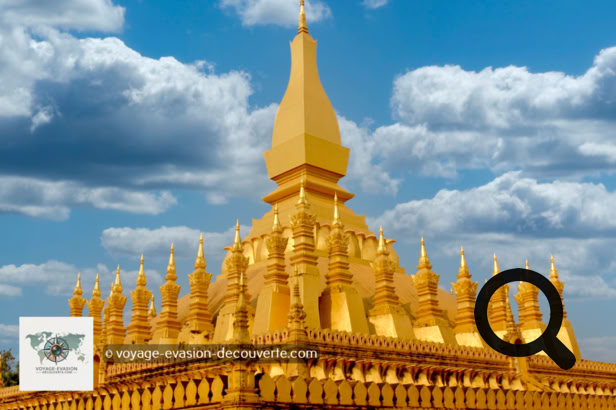 Le temple de Pha That Luang est le monument bouddhique le plus sacré du pays, emblématique du Laos, on raconte qu'il renferme un cheveu de Bouddha ! Cet immense Stūpa quadrangulaire de 35 mètres de hauteur, recouvert de feuilles or, a été érigée en 1566.