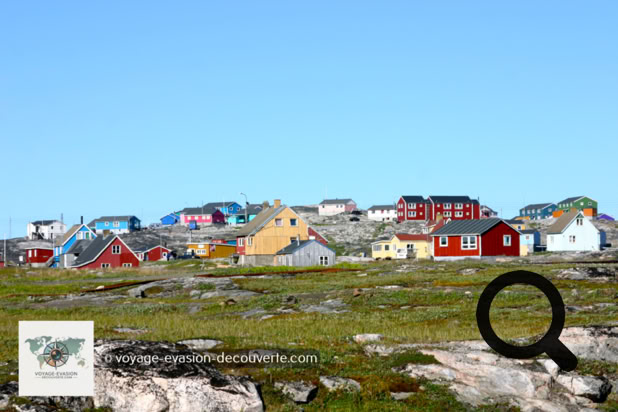 La ville de Qeqertarsuaq est la plus grande localité de l’île. Elle s’est construite autour d’un port fondé en 1773 qui était une importante colonie baleinière Danoise et compte environ un millier de résidents. Elle abrite la plus ancienne station habitée en permanence de l’Arctique. De nombreux scientifiques viennent ici afin d’étudier la géologie et la botanique arctique.