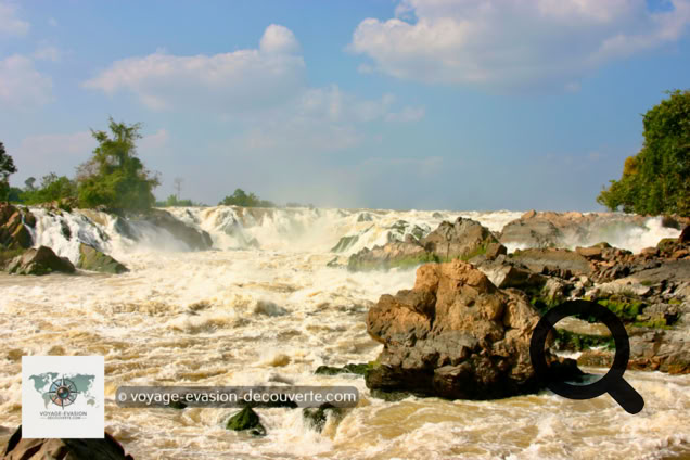 Appelées aussi chutes de Khone, sa hauteur est de 21 mètres, en plusieurs rapides répartis sur environ 10 kilomètres. Ces chutes ont l'un des débits les plus importants au monde, avec un débit moyen de presque 11 000 m³ par seconde et un débit maximum supérieur à 49 000 m³  par seconde.
