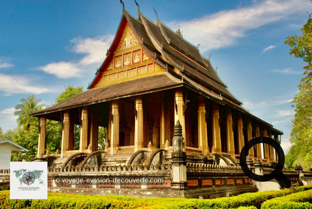 Il s’agit d’un ancien temple royal transformé en musée d’art religieux. Ce temple fut probablement construit au XVIe siècle sous le règne de Setthathirat pour abriter le fameux Bouddha d'émeraude, que ce roi avait rapporté du Nord du Siam.