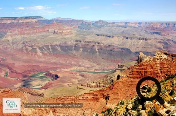 Avec sa superficie totale de 4 856 km², le Grand Canyon est considéré comme l’un des plus beaux ouvrages de la nature. L’histoire du parc pourrait remonter jusqu’à 1,7 milliard d’années et couvre les quatre grandes ères géologiques du  Précambrien au Cénozoïque. C’est une succession de phases : immersion de la région, accumulation de sédiments  (lave, sable, vase), transformation en roche (grès, argiles puis schiste), soulèvement sous l’activité tectonique, puis érosion  du relief sous l’activité de l’eau et du climat. Pour un résultat grandiose. 