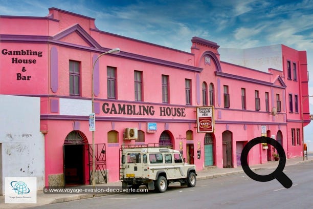 Fondée par des commerçants allemands dans les années 1880, Lüderitz est la plus ancienne ville du Sud-Ouest africain. La ville présente un certain nombre de bâtiments coloniaux et art nouveau, notamment des maisons cossues aux façades pastel comme la Goerke Haus (1910), du nom de son premier propriétaire le lieutenant Hans Goerke, qui domine la ville au côté de l'église luthérienne. 