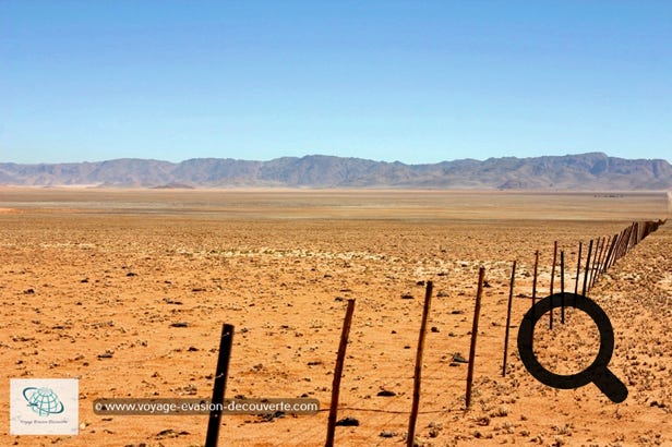 Nous poursuivons notre route en direction du Nord vers le parc de Namib Naukluft avec un petit arrêt sur la route au château Duwisib. Longue route de graviers mais toujours avec des paysages superbes sans croiser le moindre véhicule en sens inverse. 