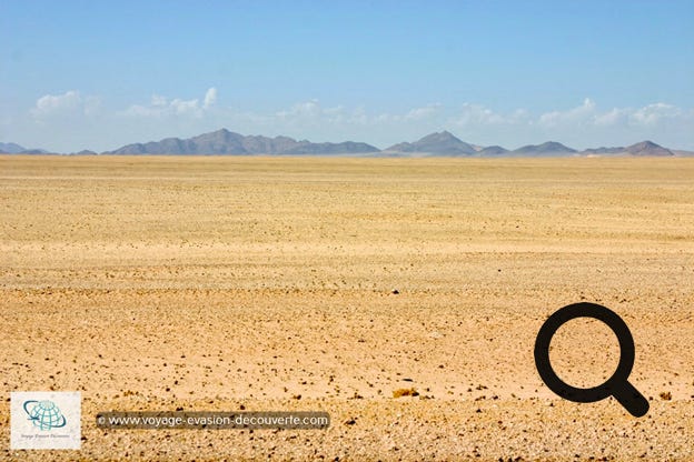Nous avons repris la route principale en direction de l’Ouest sur le haut plateau central vers la petite ville de montagne Aus avant de descendre dans le désert du Namib. Aus a été créé comme un camp de prisonniers de guerre en 1915 après la capitulation des troupes coloniales allemandes de l'Afrique du Sud forces. Le site a été choisi pour son importance stratégique, situé sur la ligne de chemin de fer entre Keetmanshoop et la ville portuaire de Lüderitz.  La route bitumée traversait des paysages magnifiques.