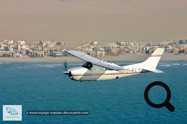 Le lendemain, avant de quitter Swakopmund, nous avons loué un petit avion pour survoler  le salar de Sossusvlei et le désert du Namib. Un spectacle grandiose et inoubliable, un moment intense, les paysages défilent les uns après les autres changeant constamment de couleurs, c’est  tout simplement féérique. Le vol dure 2h15 et il vaut mieux réserver la veille.