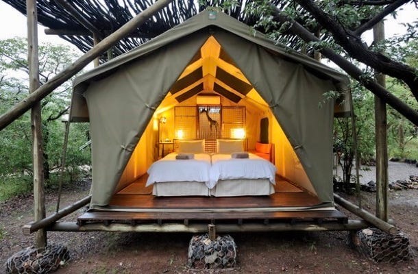Une fois les formalités faites, nous sommes allés au Taleni Etosha Village déposer nos bagages.  C’est assez sympa, les chambres sont sous tente, en pleine nature avec tout l’équipement  nécessaire, douche, cuisinette et terrasse privative.      