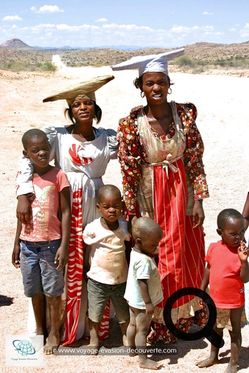 Éleveur d’origine nomade, les femmes Hereros portent une tenue librement inspiré de la   mode victorienne avec de grandes robes couvrant des jupons superposés et se coiffent d’un  bicorne. Ils occupent des emplois peu qualifiés d'ouvriers agricoles pour les ruraux, ou de  domestiques ou vendeurs de rues pour les citadins.  