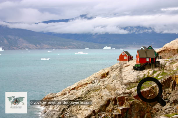 ette ville se trouve sur l'île d'Uummannaq, qui s'étend sur 12 km², dans le fjord du même nom, au Nord de la péninsule de Nuussuaq. Elle occupe environ 10 % de la surface de l'île, principalement autour de la pointe Sud de celle-ci. 