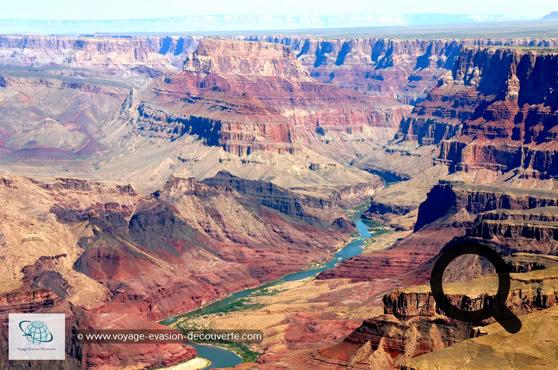 Avec sa superficie totale de 4 856 km², le Grand Canyon est considéré comme l’un des plus beaux ouvrages de la nature. L’histoire du parc pourrait remonter jusqu’à 1,7 milliard d’années et couvre les quatre grandes ères géologiques du  Précambrien au Cénozoïque. C’est une succession de phases : immersion de la région, accumulation de sédiments  (lave, sable, vase), transformation en roche (grès, argiles puis schiste), soulèvement sous l’activité tectonique, puis érosion  du relief sous l’activité de l’eau et du climat. Pour un résultat grandiose. 