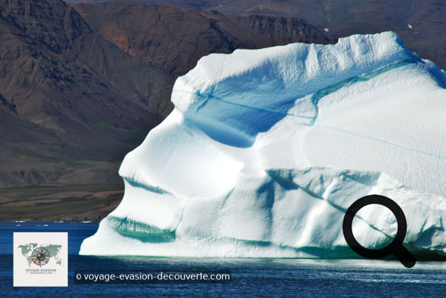 Pour notre dernière journée de navigation, nous retournons à notre point de départ, la ville d’Aasiaat. Nos derniers icebergs nous saluaient comme pour nous dire adieu. Le soleil bas de l’Arctique éclairait ces étranges formations de glace nous dévoilant de superbes sculptures flottantes.