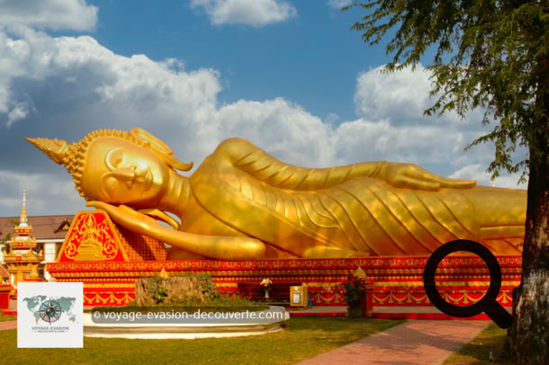 Le temple de Pha That Luang est le monument bouddhique le plus sacré du pays, emblématique du Laos, on raconte qu'il renferme un cheveu de Bouddha ! Cet immense Stūpa quadrangulaire de 35 mètres de hauteur, recouvert de feuilles or, a été érigée en 1566.