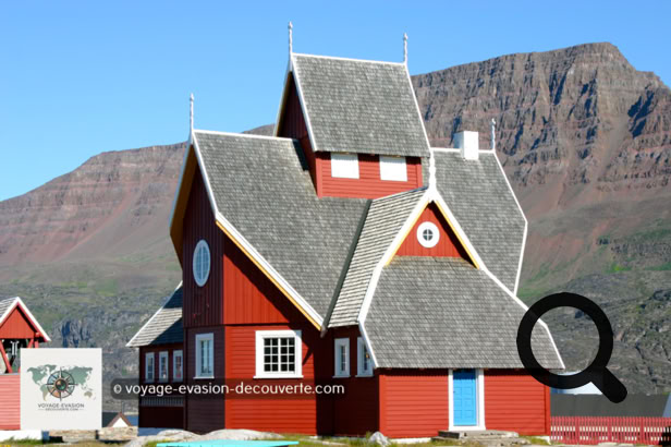 La ville de Qeqertarsuaq est la plus grande localité de l’île. Elle s’est construite autour d’un port fondé en 1773 qui était une importante colonie baleinière Danoise et compte environ un millier de résidents. Elle abrite la plus ancienne station habitée en permanence de l’Arctique. De nombreux scientifiques viennent ici afin d’étudier la géologie et la botanique arctique.