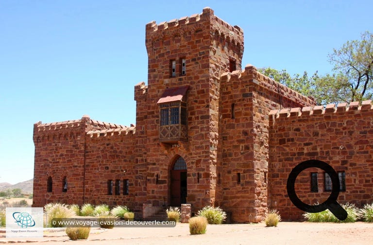 C’est un bâtiment ressemblant à une forteresse médiévale situé dans les collines du Namib, une région semi-aride. Il a été construit par le      “ Baron “ Capitaine Hansheinrich von Wolf. La construction commença en 1908 et la plupart des matériaux furent importés d'Allemagne. Les matériaux arrivaient par Lüderitz, et les tailleurs de pierres furent embauchés en Italie, en Suède et en Irlande.  