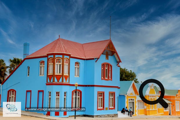 Fondée par des commerçants allemands dans les années 1880, Lüderitz est la plus ancienne ville du Sud-Ouest africain. La ville présente un certain nombre de bâtiments coloniaux et art nouveau, notamment des maisons cossues aux façades pastel comme la Goerke Haus (1910), du nom de son premier propriétaire le lieutenant Hans Goerke, qui domine la ville au côté de l'église luthérienne. 