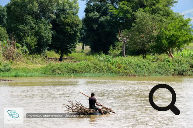 Prenant naissance au lac Tana, en Éthiopie, il forme le Nil lors de sa confluence avec le Nil Blanc à Khartoum, au Soudan. Le Nil Bleu, pourtant plus court, contribue à la majorité du débit du fleuve. 