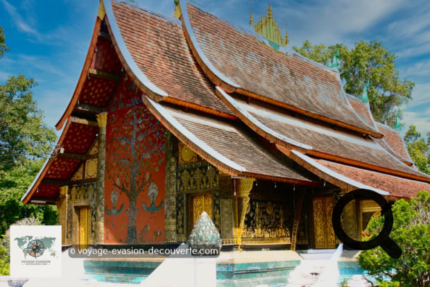 Le Wat Xieng Thong, "monastère de la ville d'or", est l'emblème religieux de Luang Prabang et l'un des symboles les plus important du bouddhisme au Laos, raison pour laquelle il a été épargné par le pillage de 1887. Il était considéré comme la référence architecturale de la ville avec un vihan très pointu qui descend très bas.