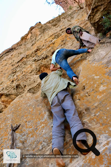 Découvrir ce joyau se mérite. Venir jusqu'à ce lieu sacré et propice à la prière fait partie d'un processus de volonté et de dévouement. Ici pas  de route, seul un chemin à travers cette région chaude et rocailleuse vous emmènera jusqu'au Graal.  