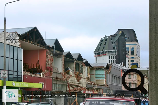 Nous sommes arrivés comme des fleurs en fin d’après midi à Christchurch mais nous avions complètement oublié que fin février, donc deux mois avant notre arrivée, il y avait eu un effroyable tremblement de terre d’une magnitude de 6,3 sur l'échelle de Richter et que la ville avait subit des dégâts majeurs. 