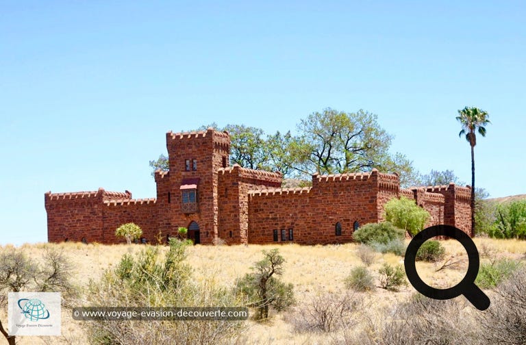 C’est un bâtiment ressemblant à une forteresse médiévale situé dans les collines du Namib, une région semi-aride. Il a été construit par le      “ Baron “ Capitaine Hansheinrich von Wolf. La construction commença en 1908 et la plupart des matériaux furent importés d'Allemagne. Les matériaux arrivaient par Lüderitz, et les tailleurs de pierres furent embauchés en Italie, en Suède et en Irlande.  