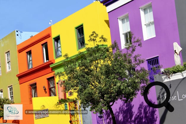 Bo-Kaap est aujourd'hui l'un des quartiers les plus pittoresques de la métropole du Cap en raison de la persistance de nombreuses ruelles pavées, de maisons peintes de couleurs pastel et de mosquées dont l'architecture rappelle celle de l'Asie du Sud-Est.