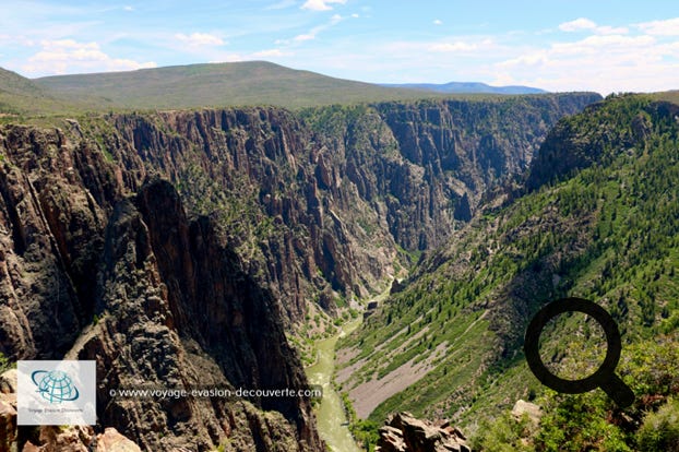 Profond, raide et étroit sont les trois adjectifs qui représentent le mieux ce canyon. Avec ses couleurs sombres et opaques, ce Canyon Noir de la rivière Gunnison, diffère de tous autres canyons, notamment par sa profondeur de plus de 800 m et son écartement de seulement 300 m à certains endroits.