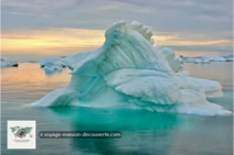 Iceberg au Groenland sous le soleil de minuit