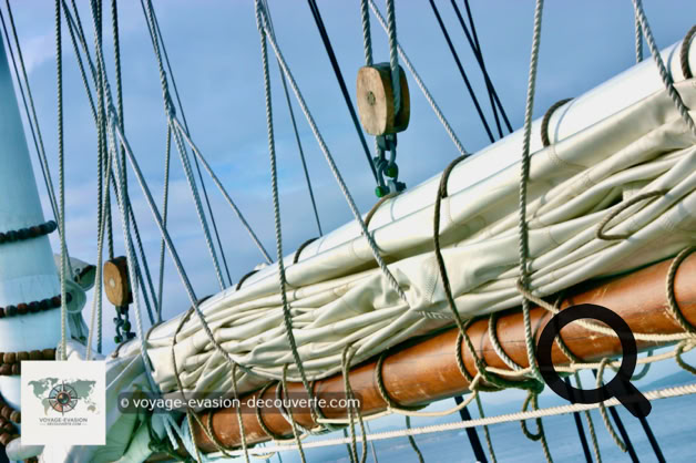 Le Rembrandt est un voilier polaire de croisière de 451 tonnes au charme d’ancien schooner fait de boiseries avec une très bonne tenue en mer. Ancien lougre construit au début du 20ème siècle, en 1990, il est devenu un bateau de pêche naviguant des Pays-Bas aux Galápagos avant de devenir une belle goélette, spécialisée dans le tourisme.