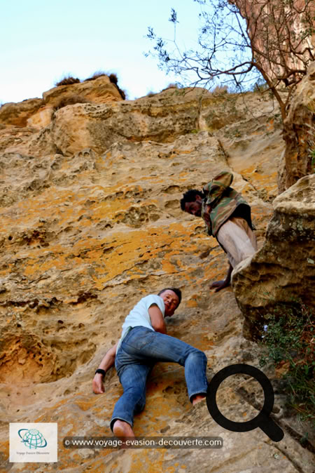 Découvrir ce joyau se mérite. Venir jusqu'à ce lieu sacré et propice à la prière fait partie d'un processus de volonté et de dévouement. Ici pas  de route, seul un chemin à travers cette région chaude et rocailleuse vous emmènera jusqu'au Graal.  