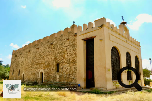 La première de forme rectangulaire, interdite aux femmes, qui fut construite au XVIIe siècle par le roi Fasilidas à l’emplacement même où s’élevait ce qui fut sans doute la première église d’Afrique, érigée au début du IVe siècle sous le règne d’Ezana.