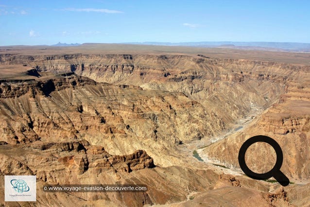 C’est le troisième plus grand canyon au monde et le premier plus grand d’Afrique. Cette formation géologique impressionnante a une origine de quelques 1 800 millions d’année. Avec ses 160 km de longueur, il comprend un encaissement de vallée large de plus de 27 kilomètres au maximum pour un commandement jusqu'à 550 mètres. Le canyon de la rivière Fish évolue sous un climat désertique. Durant les mois d'été, d'octobre à mars, la température peut atteindre 48 °C durant la journée et 30 °C la nuit.