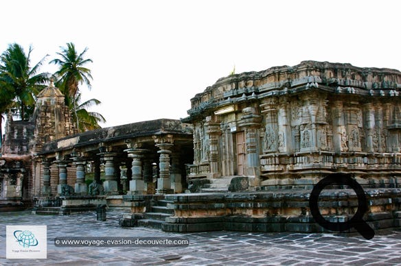 C’est un magnifique temple hindou actif du XIIe siècle. Construit en 1 117, il est entièrement fait de schiste. Des frises font le tour de tout l’édifice, à sa base. Les éléphants de la frise inférieure supportent symboliquement le temple. Ils sont surmontés par des scènes guerrières évoquant des épisodes du Mahabaratha et du Ramayana, des motifs végétaux, des oiseaux et des animaux fantastiques. C’est une merveille…