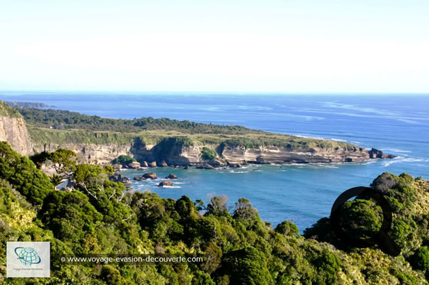 À Punakaiki face à la mer de Tasman se trouvent des formations géologiques étonnantes. C’est tout simplement superbe. Le littoral revêt l’extraordinaire apparence d’une série de millefeuilles pétrifiés. Des couches successives de calcaire érodé ont fini par former ces “Pancake Rocks“.