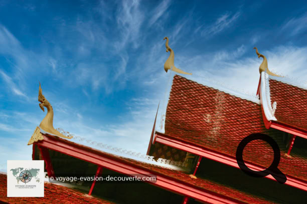 Ce monastère plus communément nommé le Wat Mai, littéralement le "Nouveau Monastère”, est l’un des plus grands et des plus beaux temples de Luang Prabang. Il a été construit par le roi Anourout à la fin du XVIIIe siècle et s’agrandit au XIXe. Sa restauration, durant le règne du roi Manthatourat (1817-1836) lui donna son nom définitif de "Nouveau Monastère".
